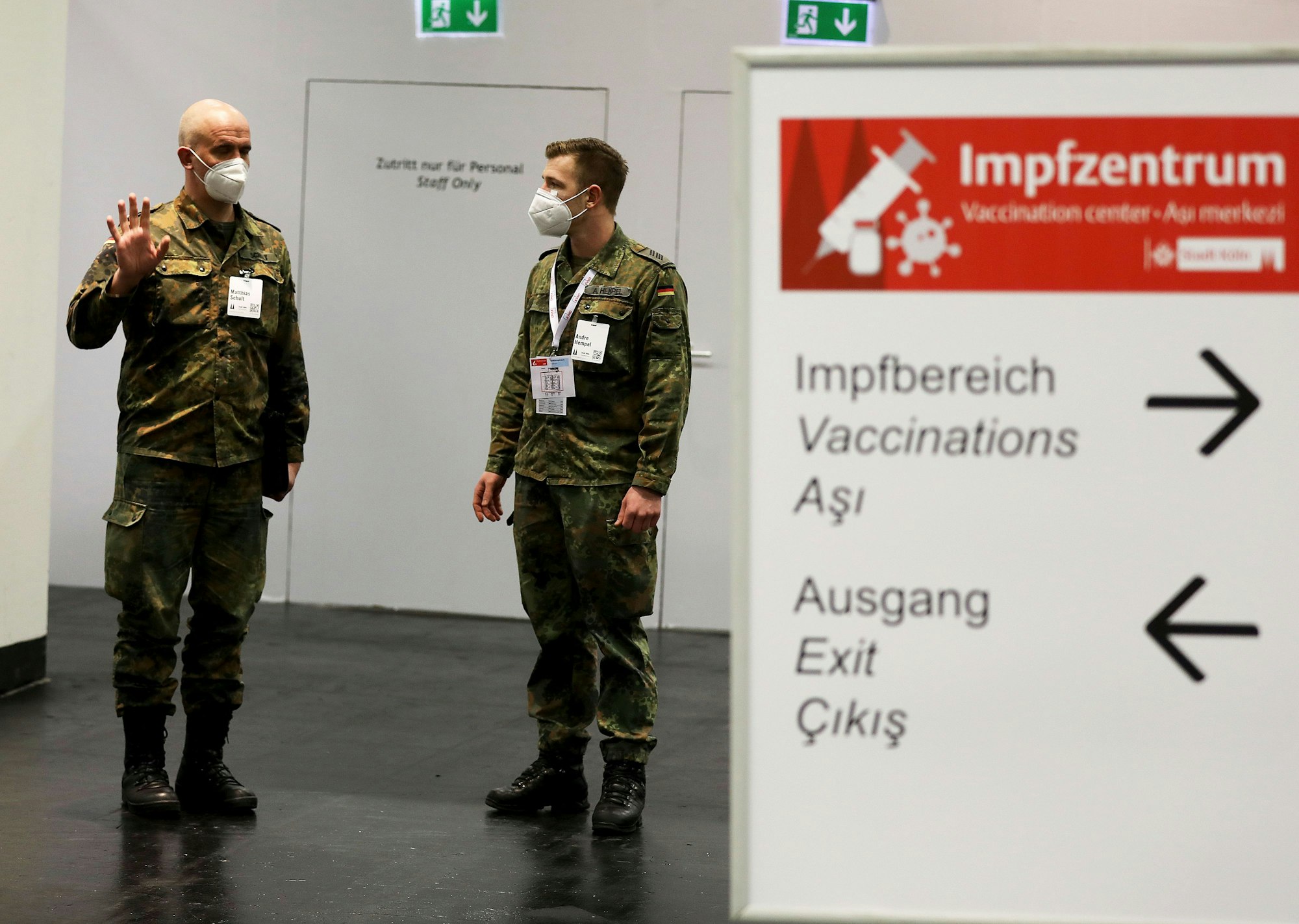 Köln: Bundeswehrsoldaten stehen im Impfzentrum in Köln. Die Corona-Impfungen von Menschen ab 80 Jahren, die zu Hause leben, haben in Nordrhein-Westfalen begonnen.