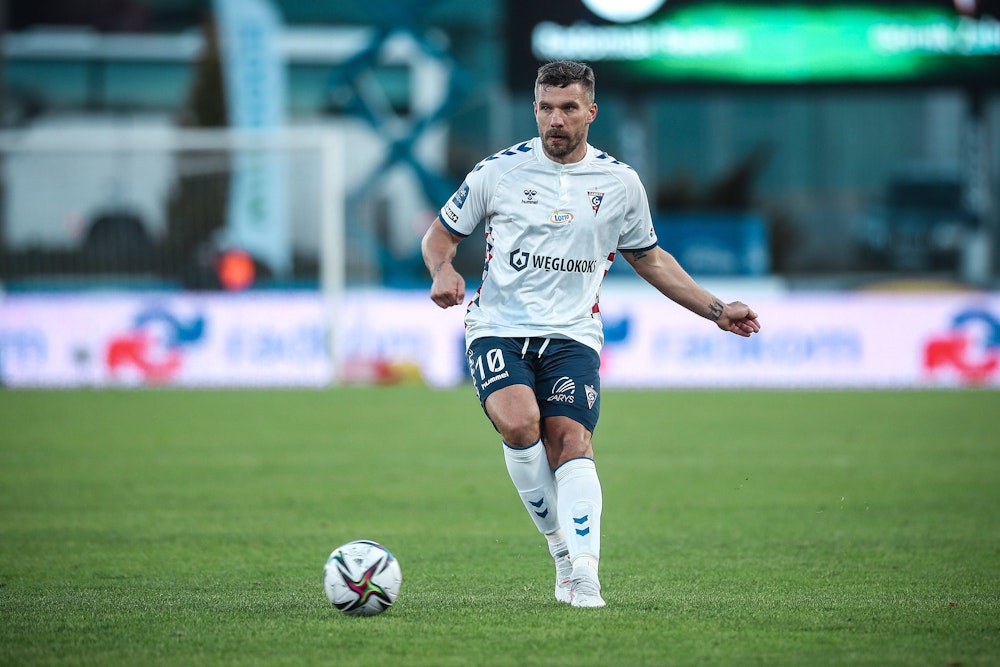 Lukas Podolski passt einen Ball im Trikot für Gornik Zabrze.