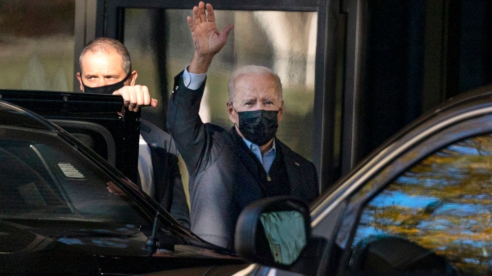 Joe Biden, Präsident der USA, winkt am 19. November auf dem Weg zum Walter Reed National Military Medical Center, wo er einen Termin zu einer ärztlichen Untersuchung hat.