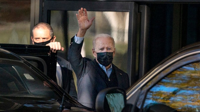 Joe Biden, Präsident der USA, winkt am 19. November auf dem Weg zum Walter Reed National Military Medical Center, wo er einen Termin zu einer ärztlichen Untersuchung hat.