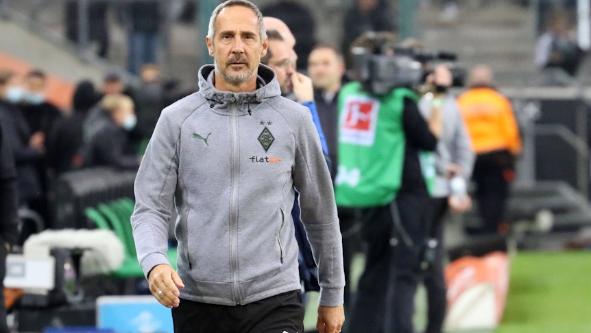 Adi Hütter, Cheftrainer von Borussia Mönchengladbach, hier am 31. Oktober 2021, läuft zielstrebig am Seitenrand des Fußballplatzes entlang.