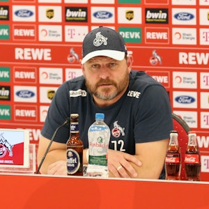 Trainer Steffen Baumgart (Bild vom 05. November 2021) sprach bei der Pressekonferenz vor dem Spiel beim FSV Mainz 05 auch über die Corona-Lage in der Bundesliga.