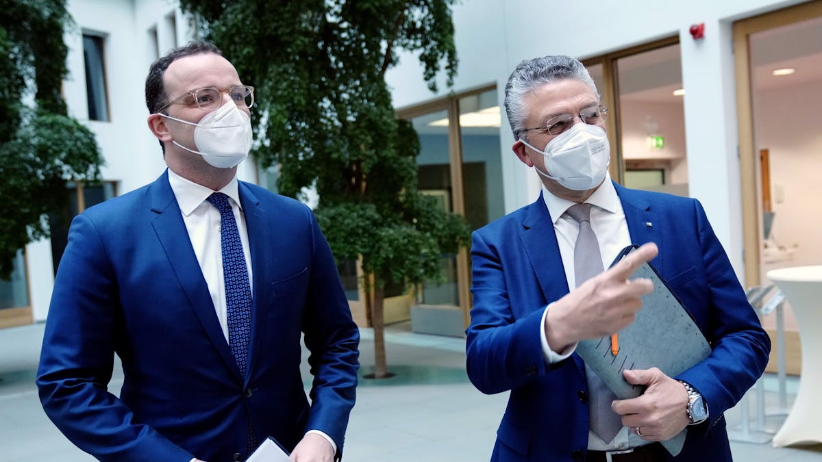 Jens Spahn (l, CDU), geschäftsführender Bundesminister für Gesundheit, und Lothar H. Wieler, Präsident des Robert-Koch-Instituts (RKI), kommen zur Pressekonferenz zur Corona-Pandemie.