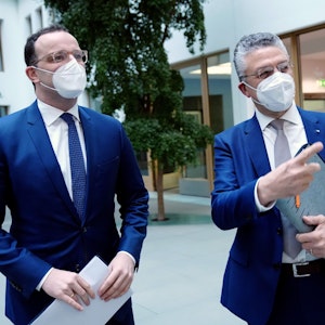 Jens Spahn (l, CDU), geschäftsführender Bundesminister für Gesundheit, und Lothar H. Wieler, Präsident des Robert-Koch-Instituts (RKI), kommen zur Pressekonferenz zur Corona-Pandemie.