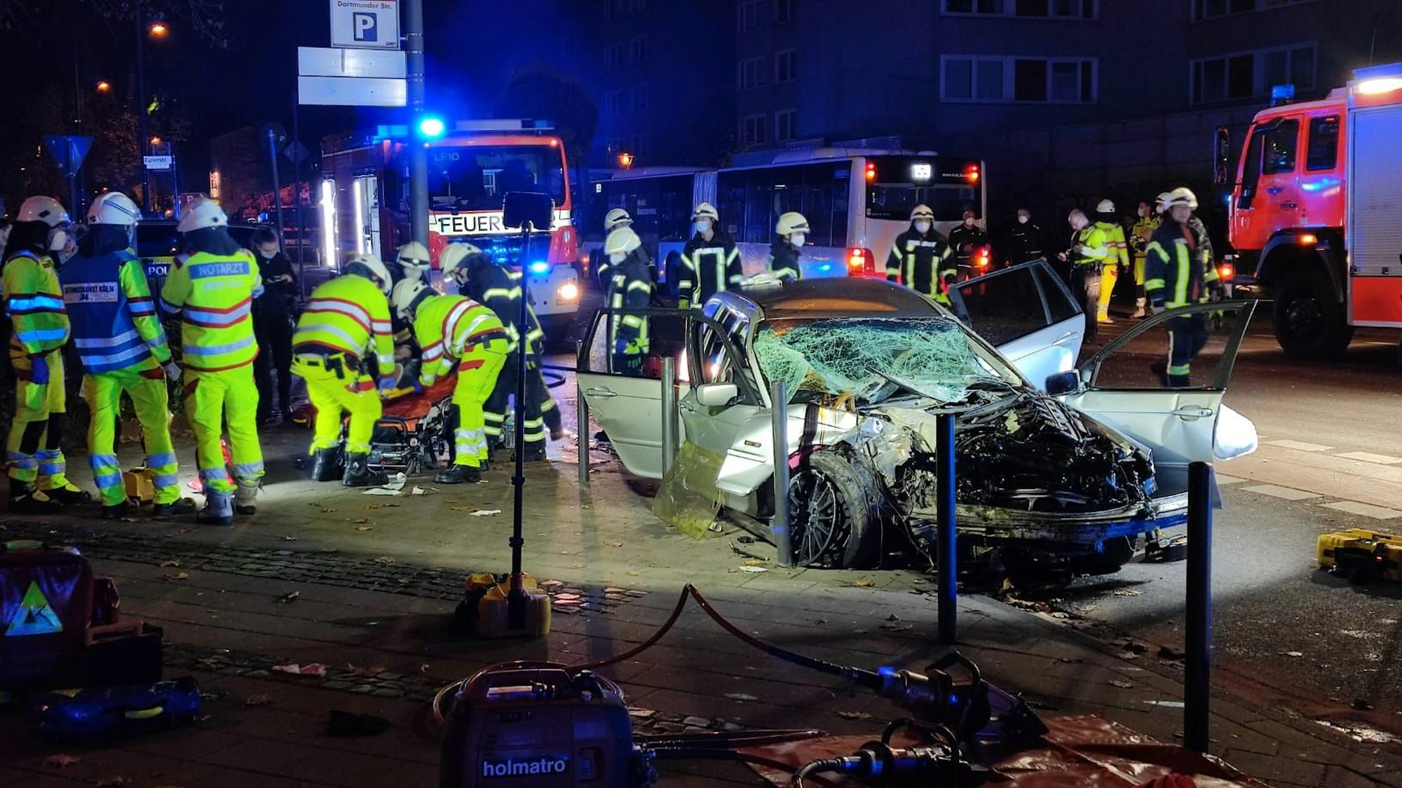 Bei dem Unfall in Köln-Buchforst sind mehrere Menschen verletzt worden.