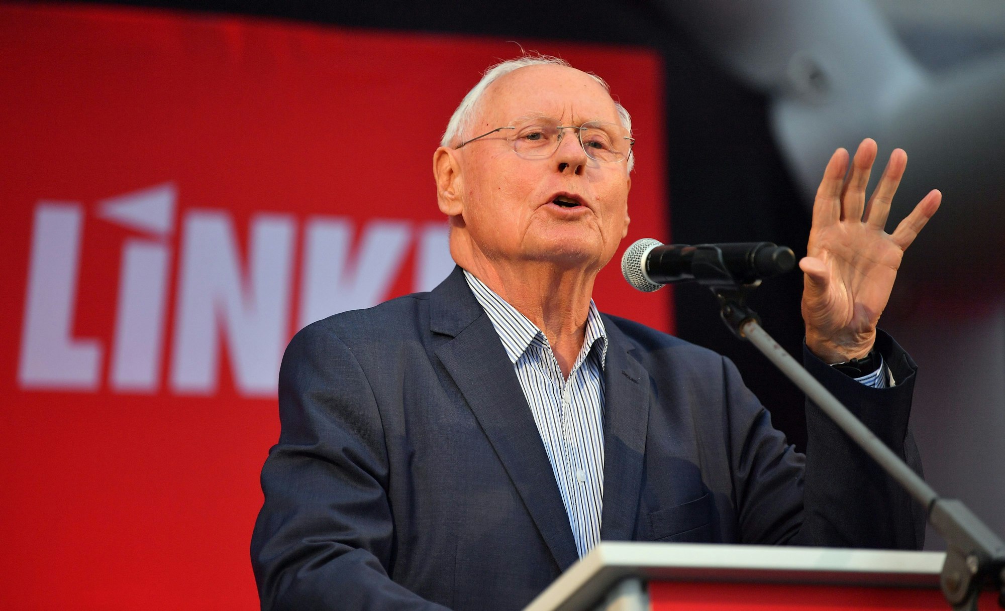 Oskar Lafontaine, saarländischer Fraktionsvorsitzender der Partei Die Linke, spricht bei einer Wahlkampfveranstaltung der Thüringer Linken am 25.08.2021.