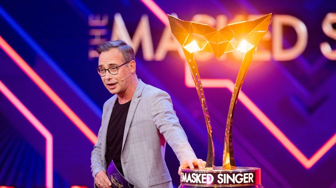 Moderator Matthias Opdenhövel steht in der ProSieben-Show „The Masked Singer“ auf der Bühne.