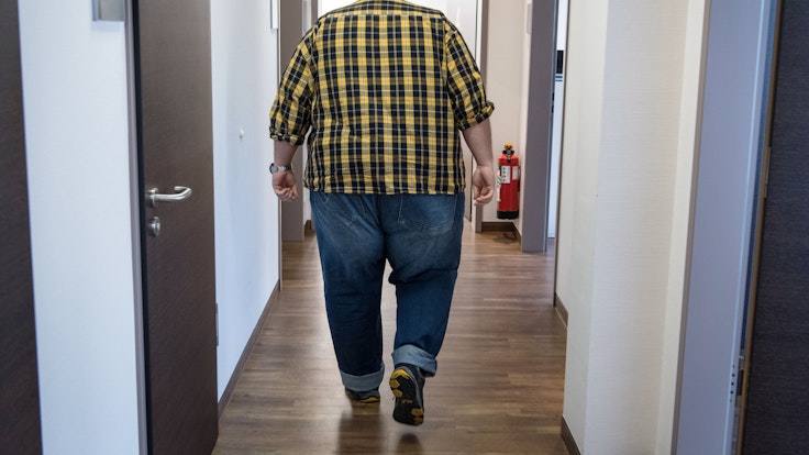 Ein übergewichtiger Mann kommt am 04.10.2016 zu seiner Nachuntersuchung in das Deutsche-Adipositas-Zentrum in Frankfurt am Main (Hessen).
