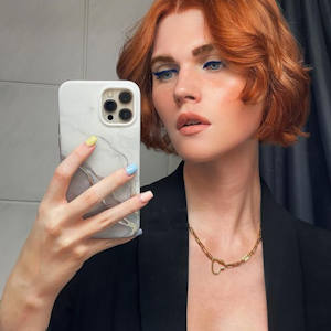 Ex-GNTM-Model Lucy Hellenbrecht posiert in einem schwarzen Blazer vor einem Spiegel. Foto aus Instagram vom 2. Oktober 2021.