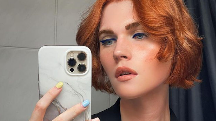 Ex-GNTM-Model Lucy Hellenbrecht posiert in einem schwarzen Blazer vor einem Spiegel. Foto aus Instagram vom 2. Oktober 2021.
