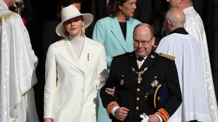 Prinzessin Charlene von Monaco (l) und Prinz Albert II. von Monaco nehmen an den Feierlichkeiten zum Nationalfeiertag in Monaco 2019 teil.