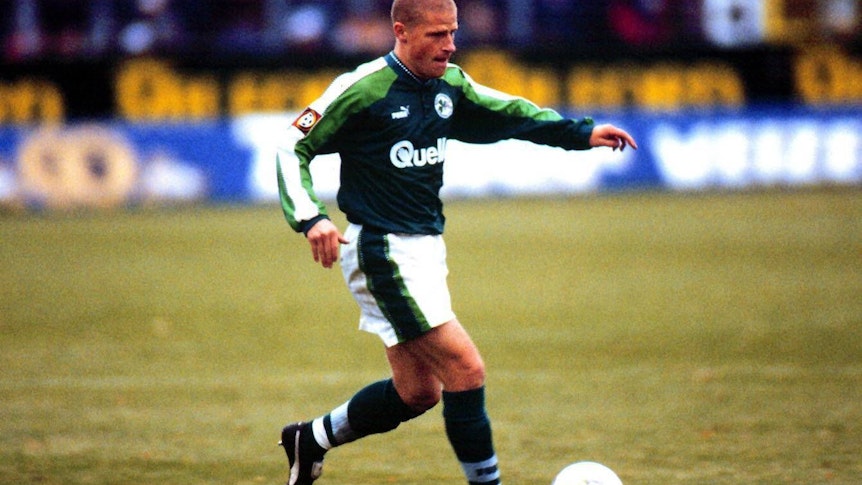 Gladbach-Manager Max Eberl, damals Spieler der SpVgg Greuther Fürth, am Ball.