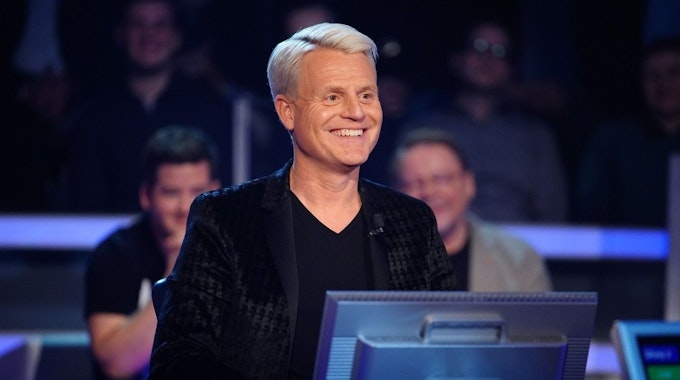 Der Moderator Guido Cantz sitzt in der TV-Show „Wer wird Millionär?“