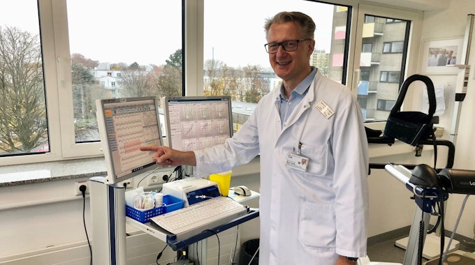 Prof. Dr. Marc Horlitz (56) ist eine Koryphäe auf dem Gebiet der Herzmedizin. Der Kardiologe betreut im Krankenhaus Porz am Rhein zahlreiche Profi-Sportler (unter anderem die Kölner Haie und Viktoria Köln).