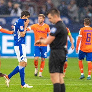 Schalkes Marcin Kaminski zieht nach dem Schlusspfiff das Trikot über den Kopf und ist enttäuscht.