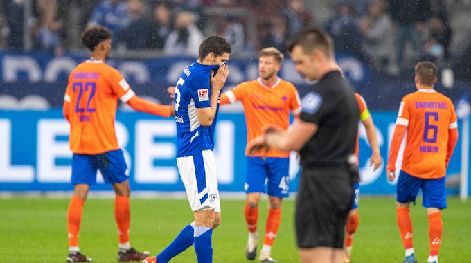 Schalkes Marcin Kaminski zieht nach dem Schlusspfiff das Trikot über den Kopf und ist enttäuscht.