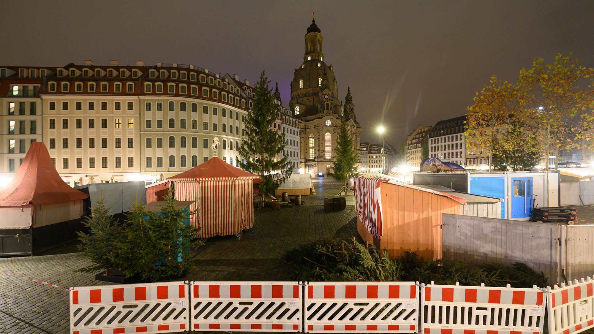 Absperrungen stehen während der Aufbauarbeiten des Historischen Weihnachtsmarktes auf dem Neumarkt vor der Frauenkirche. +++ dpa-Bildfunk +++