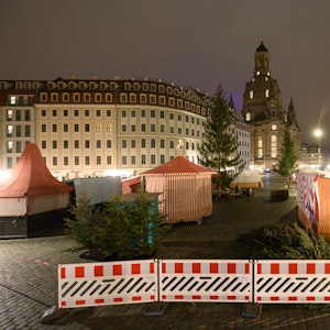 Absperrungen stehen während der Aufbauarbeiten des Historischen Weihnachtsmarktes auf dem Neumarkt vor der Frauenkirche. +++ dpa-Bildfunk +++