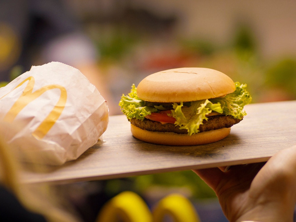 Das Foto zeigt einen Burger von McDonald's.