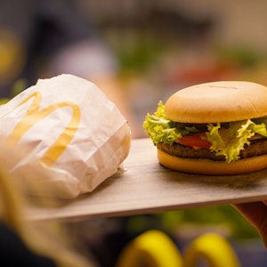 Das Foto zeigt einen Burger von McDonald's.