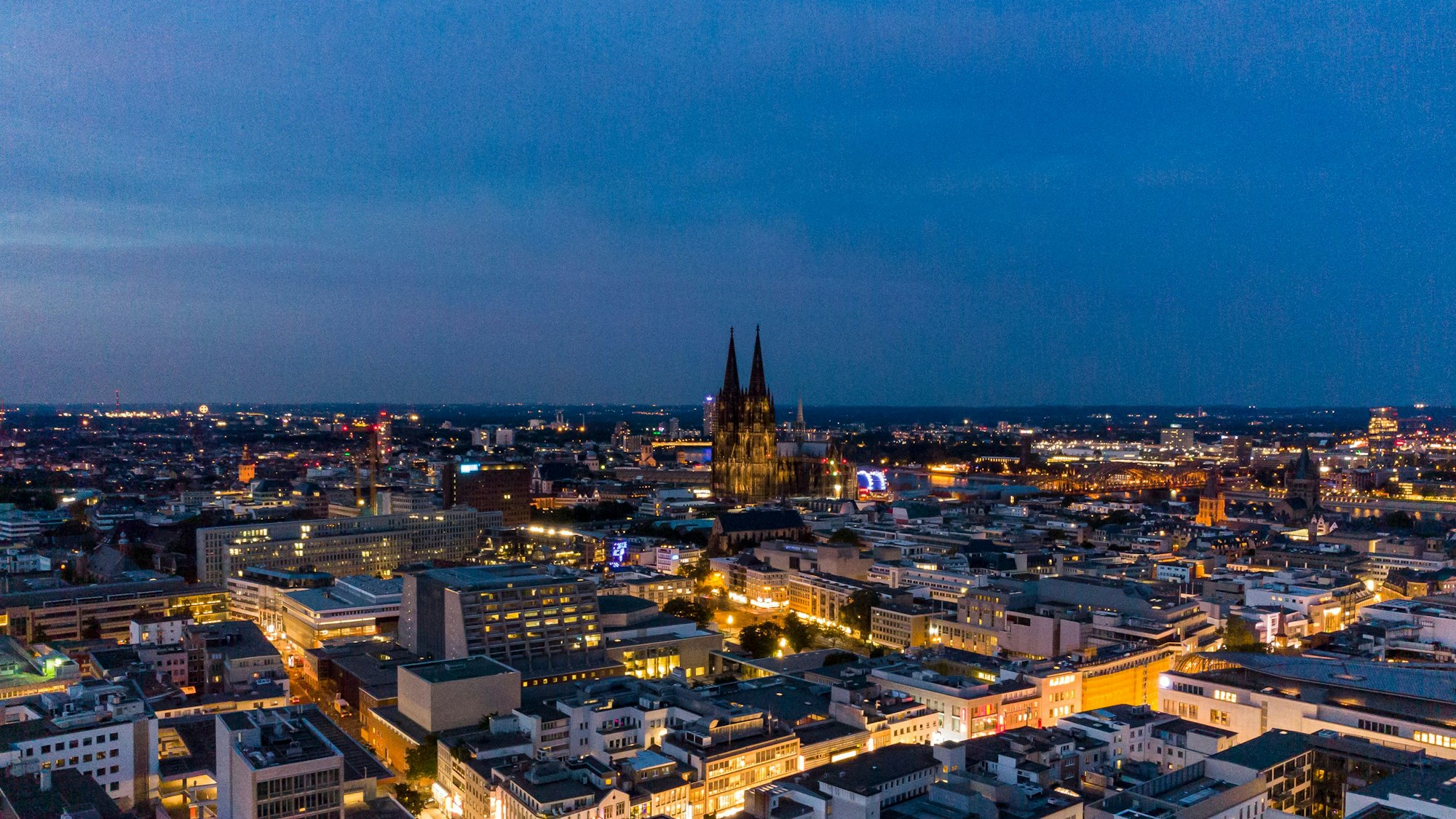 Luftaufnahme der Stadt Köln mit Sonnenuntergang im Spätsommer.