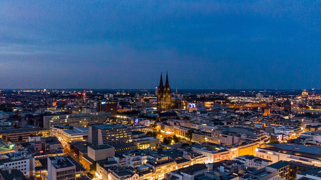Luftaufnahme der Stadt Köln mit Sonnenuntergang im Spätsommer.&nbsp;