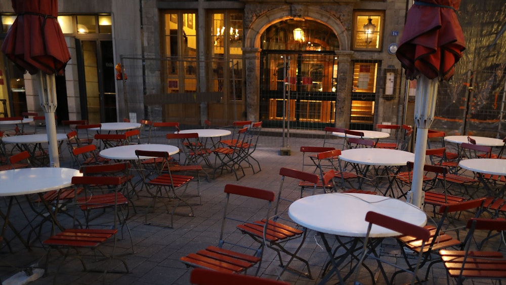 Tische und Stühle stehen im April 2020 vor einem Brauhaus in Köln.