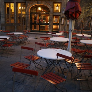 Tische und Stühle stehen im April 2020 vor einem Brauhaus in Köln.