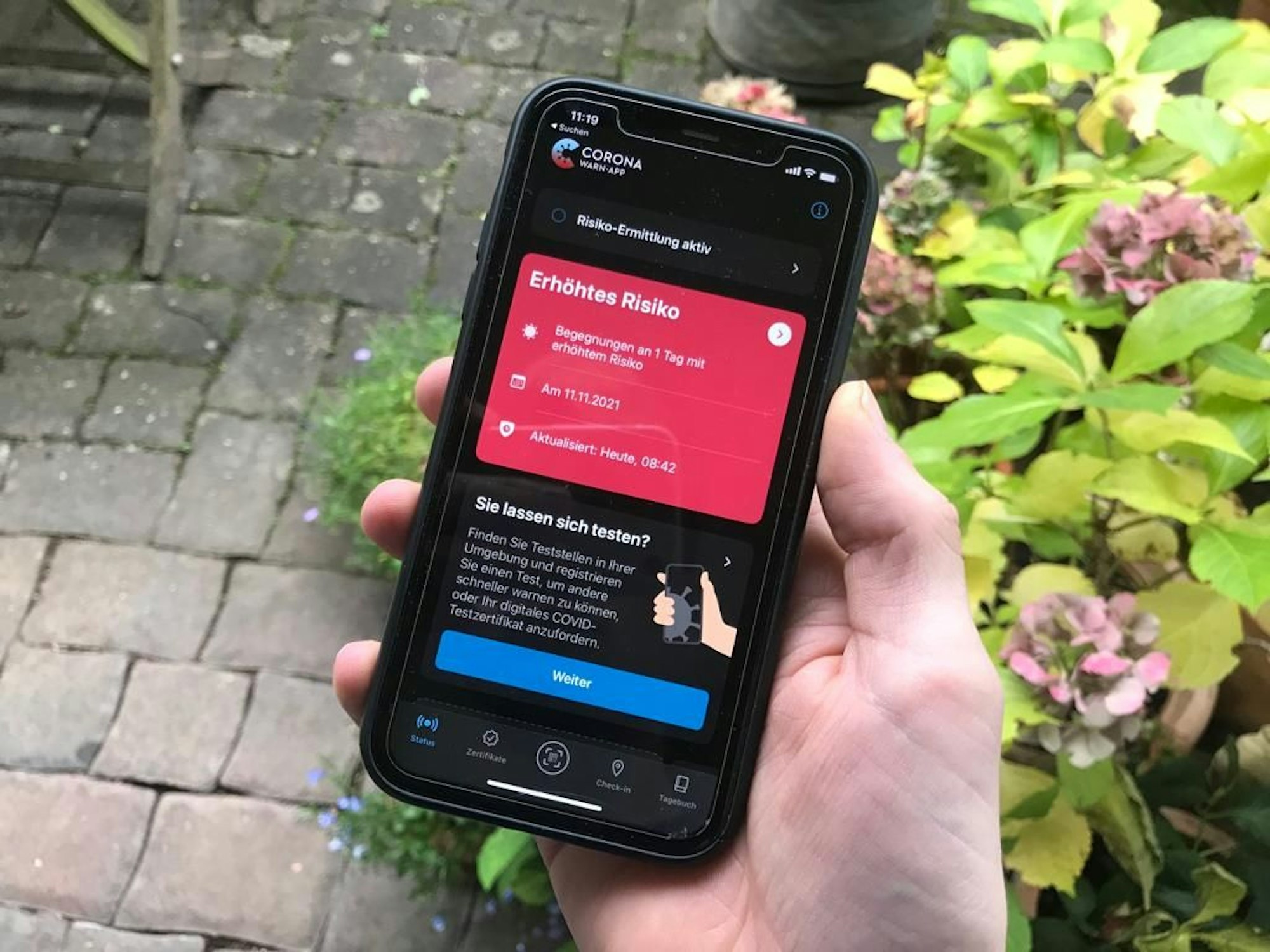 Köln: Rote Corona-Warn-App mit Begegnung am 11.11.2021. Im Moment bekommen viele Kölnerinnen und Kölner eine Meldung von ihrer Corona-Warn-App.