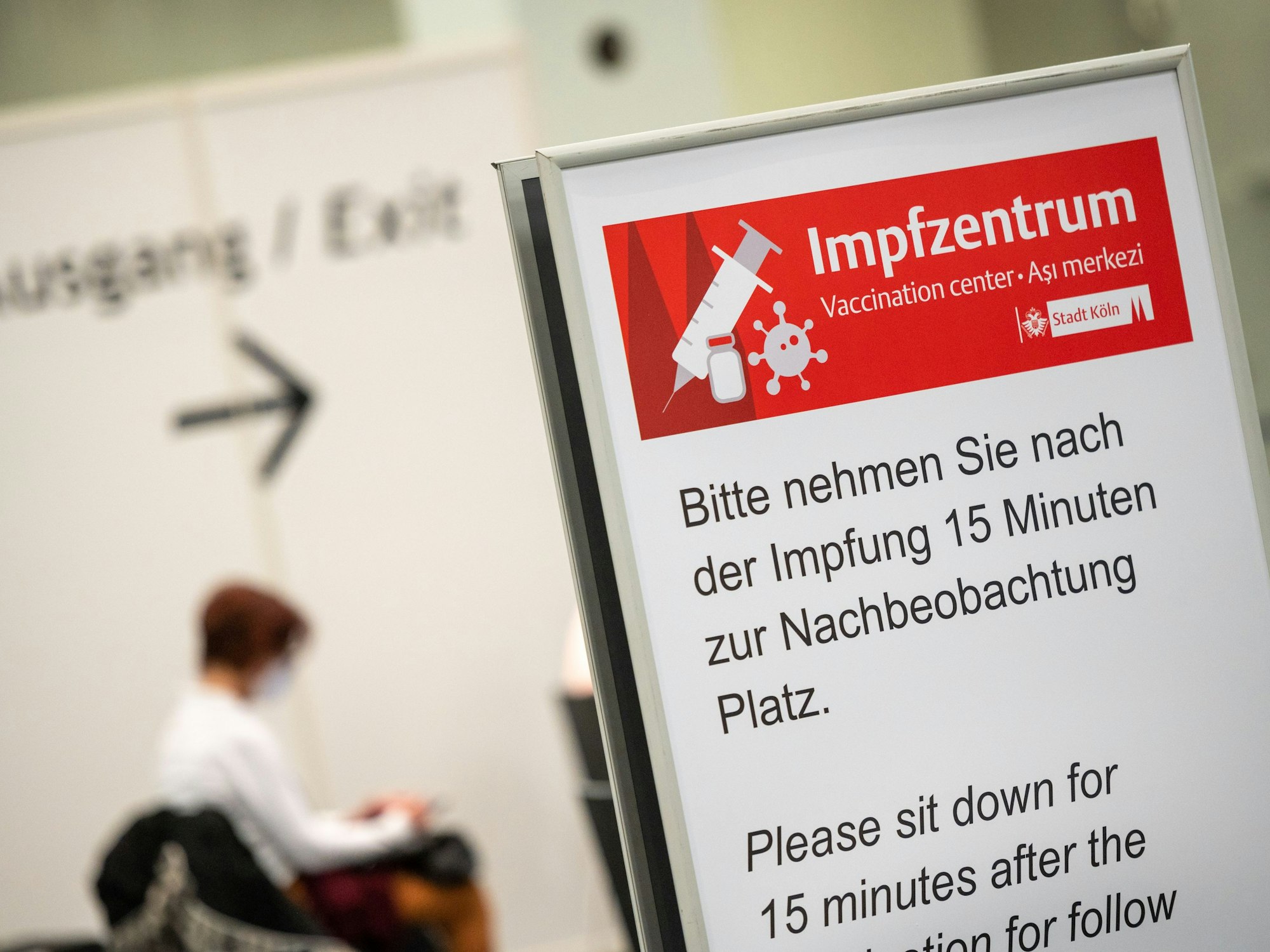 Wartebereich für frisch Geimpfte zu Nachbeobachtung im Impfzentrum in der Kölnmesse.