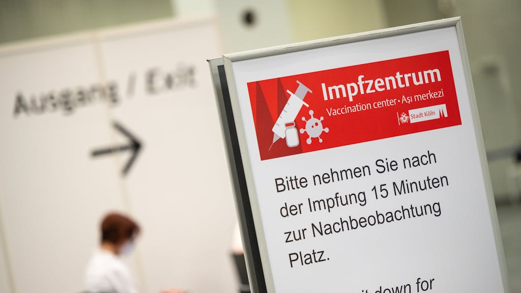 Wartebereich für frisch Geimpfte zu Nachbeobachtung im Impfzentrum in der Kölnmesse.&nbsp;