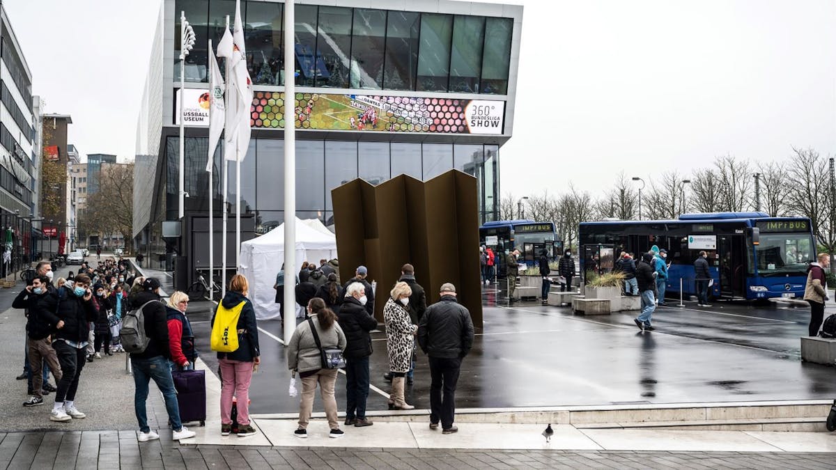 Dortmund: Eine lange Schlange hat sich vor einem mobilen Impfzentrum mit zwei Impfbussen vor dem Deutschen Fußballmuseum gebildet.&nbsp;