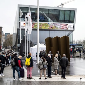 Dortmund: Eine lange Schlange hat sich vor einem mobilen Impfzentrum mit zwei Impfbussen vor dem Deutschen Fußballmuseum gebildet.