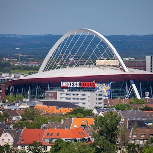 Die Lanxess Arena ist inmitten des Stadtteils Deutz zu sehen.