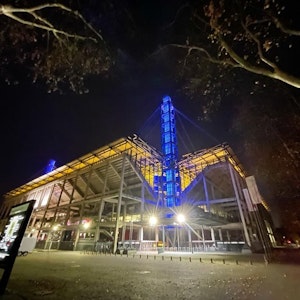 Am Samstagabend (20. November) leuchtete das Kölner Rhein-Energie-Stadion in Blau.kus Krücken