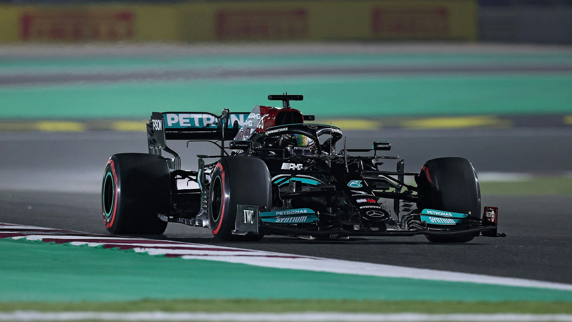 Lewis Hamilton fährt in Katar über die Rennstrecke der Formel 1.