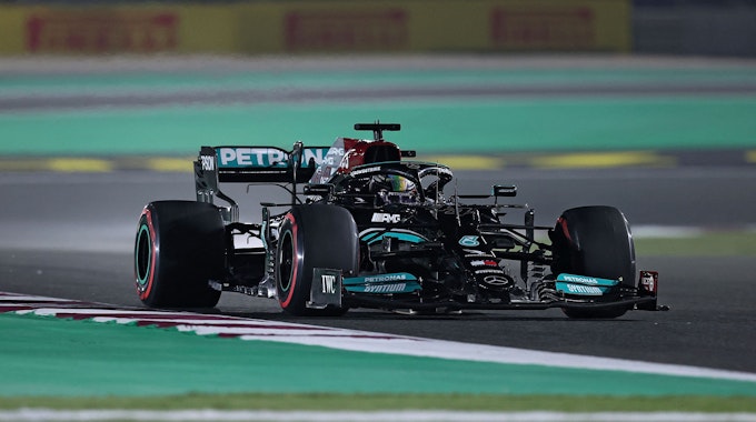 Lewis Hamilton fährt in Katar über die Rennstrecke der Formel 1.