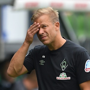 Werder Trainer Markus Anfang steht an der Seitenlinie.