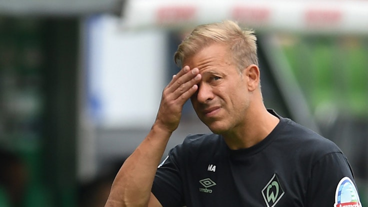 Werder Trainer Markus Anfang steht an der Seitenlinie.