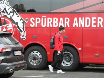 Jorge Meré vor dem Mannschaftsbus des 1. FC Köln