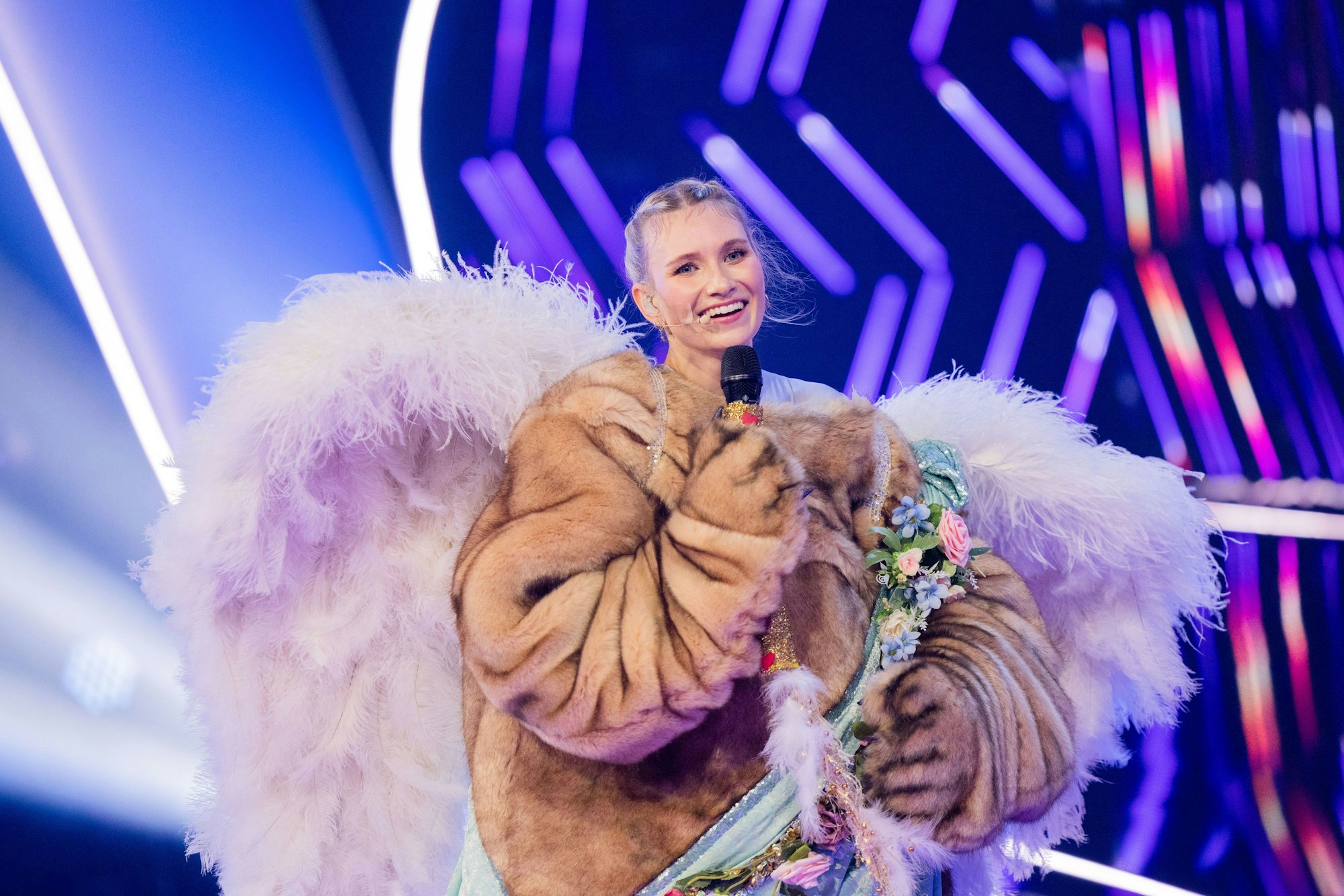 Carolin Niemczyk, Sängerin der Band Glasperlenspiel, steht als enttarnte Figur „Der Mops“ in der Prosieben-Show „The Masked Singer“ auf der Bühne.