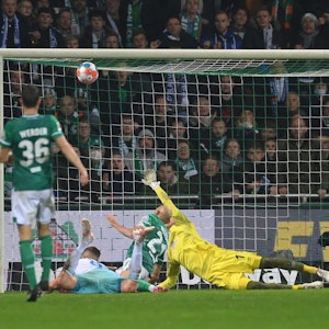 Simon Terodde köpft das 1:0 für Schalke in Bremen.