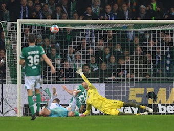 Simon Terodde köpft das 1:0 für Schalke in Bremen.