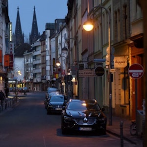 Köln: Streifzug durch das Nachtleben durch die leere Stadt Friesenstraße.