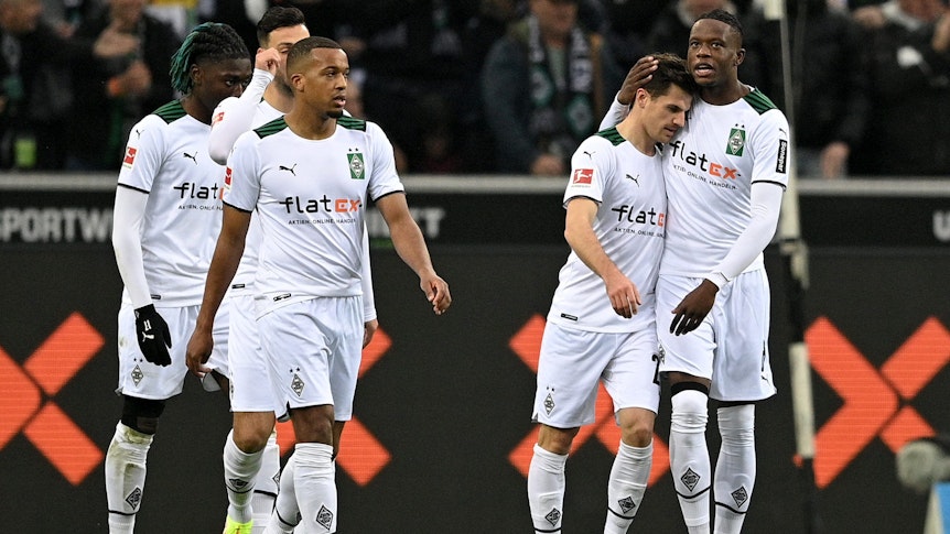 Manu Koné, Ramy Bensebaini, Alassane Plea, Jonas Hofmann und Denis Zakaria von Borussia Mönchengladbach feiern den Treffer von Hofmann zum 1:0.