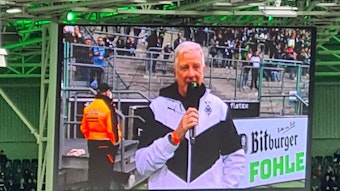 Frank Schiffers auf der Videotafel im Borussia-Park am 20. November 2021. Er vertritt im beim Bundesliga-Duell zwischen Borussia Mönchengladbach und Greuther Fürth Stadionsprecher Torsten „Knippi“ Knippertz. Frank Schippers spricht ins Stadionmikro.