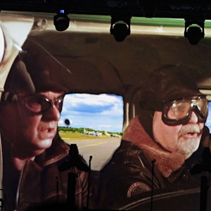 Tommy Engel und Linus als Bruchpiloten in einem Flugzeug bei der Landung