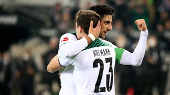 Lars Stindl (l.) und Jonas Hofmann freuen sich am Samstag (20. November 2021) gemeinsam über den 4:0-Sieg von Borussia Mönchengladbach gegen Greuther Fürth im Borussia-Park. Stindl zeigt die Faust.