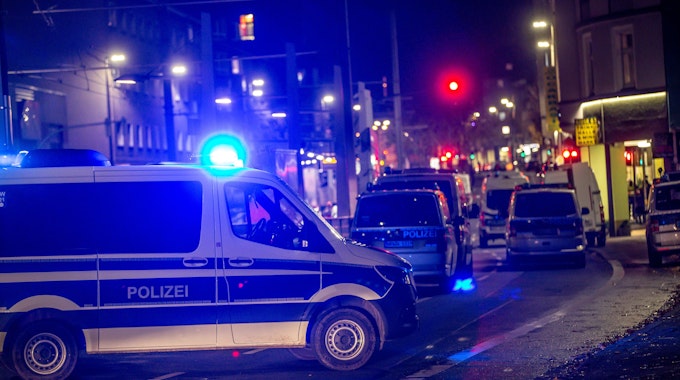 Polizeiautos stehen im Bereich Rheinische Straße / Siegfriedstraße in in der Innenstadt. Wegen eines größeren Einsatzes der Polizei sind in der Innenstadt mehrere Straßen gesperrt worden.