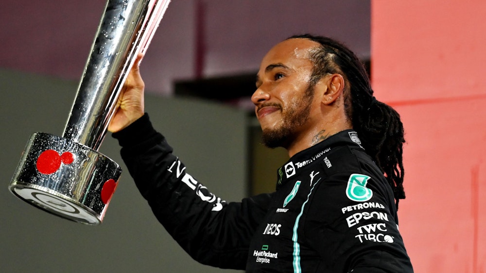 Lewis Hamilton mit dem Siegerpokal nach dem Gewinn beim Rennen der Formel 1 in Katar.